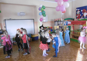 dzieci tańcza na balu