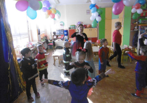 dzieci tańczą na balu