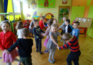 chłopcy tańczą z dziewczynkami