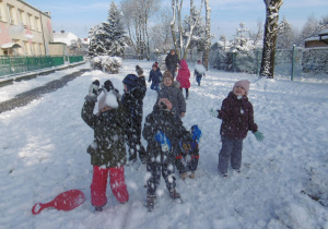 dzieci bawią się śniegiem