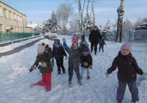 dzieci bawią się śniegiem
