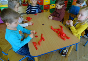 dzieci tworzą czerwone kulki