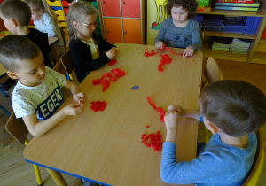 dzieci tworzą czerwone kulki