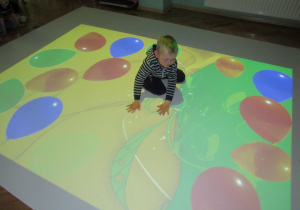 Zabawy dzieci z wykorzystaniem podłogi interaktywnej