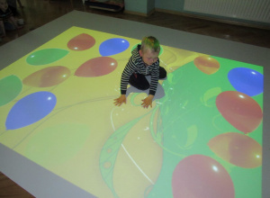Zabawy Przedszkolaków z wykorzystaniem podłogi interaktywnej.
