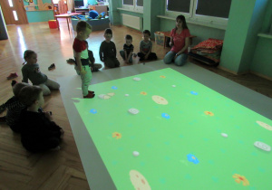 Zabawy dzieci z wykorzystaniem podłogi interaktywnej