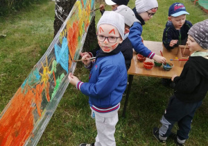 Malowanie na folii farbami przez dzieci.