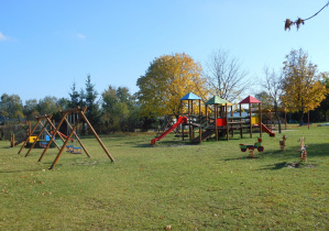 ogród przedszkolny z bezpiecznymi, drewnianymi zestawami sprawnościowymi dla dzieci młodszych i starszych